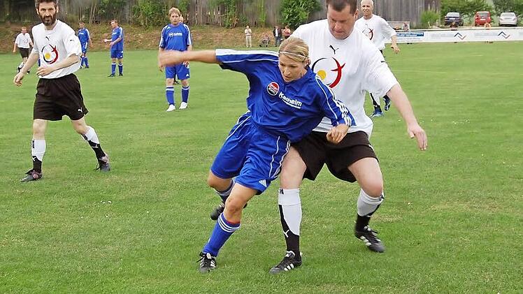 Die Spielerin aus einer Damenmannschaft hat es der Klerus-Auswahl schwer gemacht: Pfarrer Stefan Sangl aus der Diözese Regensburg im Duell auf dem Fußballplatz. Fotos: Helmut Kormann
