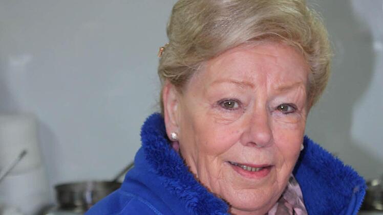 Seit 16 Jahren ist Marianne Engels mit ihrem Gastronomiestand auf dem Bad Kissinger Weihnachtsmarkt. Sie ist mit dem Umsatz zufrieden. Foto: Mäuser