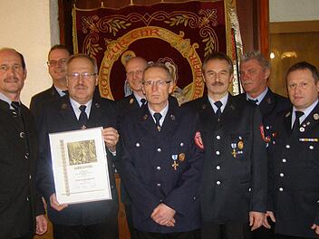 Ehrungen gab es bei der Freiwilligen Feuerwehr Unterleichtersbach. Von links: Bürgermeister Dieter Muth, Vorstand Christian Seubert, Reinhold Müller (Ehrenmitglied), Kommandant Roland Zehner, Gerhard Scheurich, Wolfgang Zink, Hans Kitzinger (alle 40 Jahre Dienst in der Feuerwehr) und Kreisbrandmeister Volker Hägerich,  Foto: Wolfgang Saam
