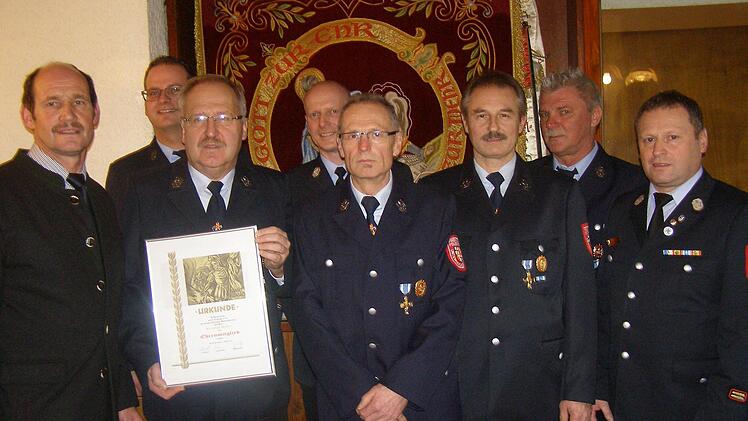 Ehrungen gab es bei der Freiwilligen Feuerwehr Unterleichtersbach. Von links: Bürgermeister Dieter Muth, Vorstand Christian Seubert, Reinhold Müller (Ehrenmitglied), Kommandant Roland Zehner, Gerhard Scheurich, Wolfgang Zink, Hans Kitzinger (alle 40 Jahre Dienst in der Feuerwehr) und Kreisbrandmeister Volker Hägerich,  Foto: Wolfgang Saam