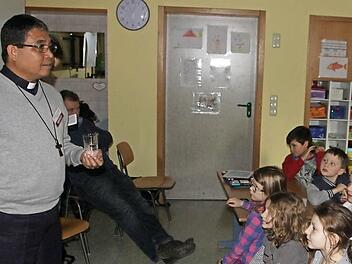 Bischof Crispin Barrete Varquez berichtete den Kindern über seine Heimat.  Fotos: Galster