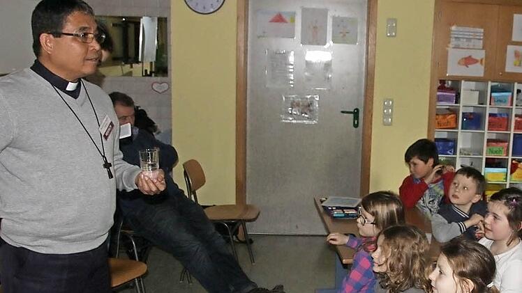 Bischof Crispin Barrete Varquez berichtete den Kindern über seine Heimat.  Fotos: Galster