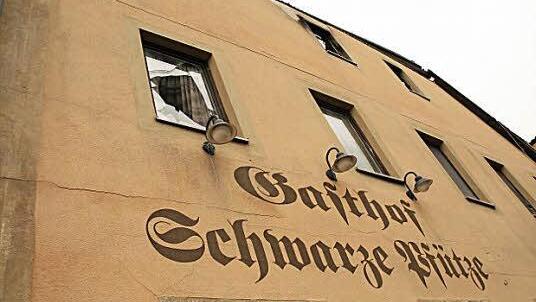 Eingeschlagene Fensterscheiben, Patina auf dem Namenzug und die Eigentumsverhältnisse für das Haus sind derzeit nicht geklärt.