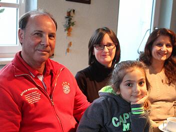 Oliver Schott und seine Frau Martina (links) freuen sich, dass die kleine Swar (5) sich in Presseck so wohl fühlt. Auch Swars Mutter Neruz Khani (rechts) ist froh darüber. Fotos: Sonja Adam