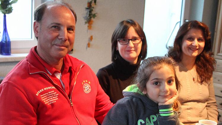 Oliver Schott und seine Frau Martina (links) freuen sich, dass die kleine Swar (5) sich in Presseck so wohl fühlt. Auch Swars Mutter Neruz Khani (rechts) ist froh darüber. Fotos: Sonja Adam