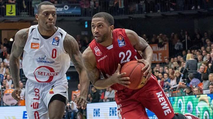 Die beiden Topwerfer im direkten Duell: Jerel McNeal (mit Ball), der sein bisher bestes Spiel im Brose-Trikot ablieferte, kam auf 18 Punkte, Frank Gaines erzielte 15 Zähler für Vechta. Foto: Christian Becker