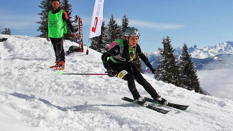 Nach dem Aufstieg nehmen die Tourengeher die Felle von ihren Schneebrettern und sausen hinab.