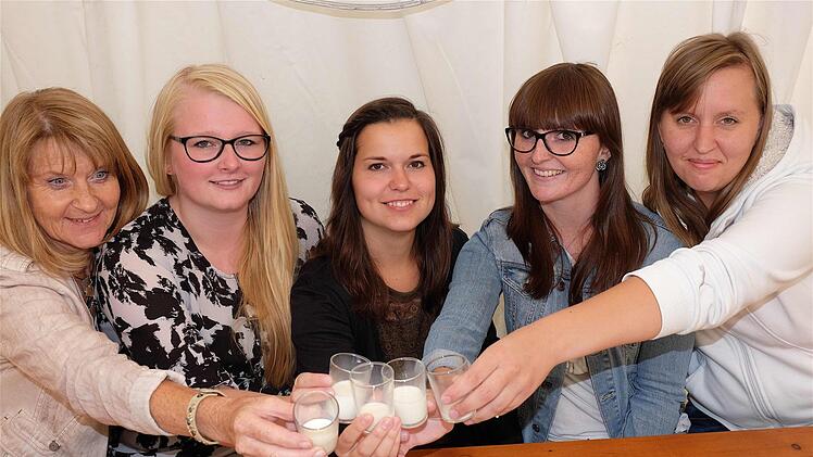 Die Besucherinnen hatten die Gelegenheit, mit ihrer Verkostung zu Milch-Sommeliers zu werden.  Foto: Gerd Schaar