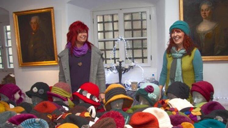 Zahlreiche Aussteller zeigen und verkaufen ihre Werke im und vor dem Schloss. Foto: Christine Schikora