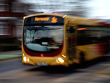 Kreis Würzburg: Fahrfehler führt zu Unfall auf B8 - Auto kollidiert mit Bus