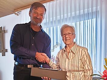 Apollonia Dütsch freut sich über die zahlreichen Glückwünsche.