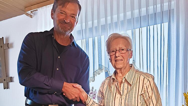 Apollonia Dütsch freut sich über die zahlreichen Glückwünsche.