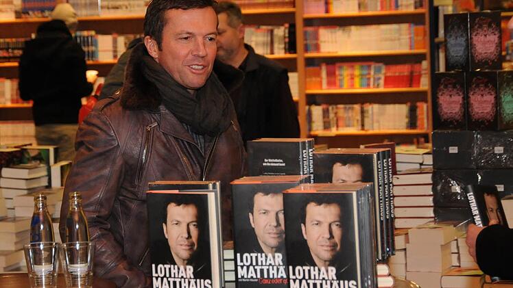 als  Lothar Matthäus knapp eine Stunde vor der Lesung zum Presse-Fototermin in die Thalia-Cafeteria  kommt.