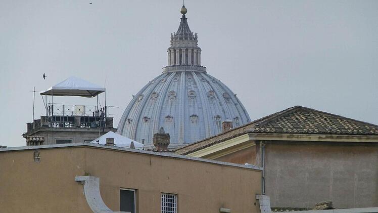 Mehr als 4.500 Journalisten waren für die letzte Generalaudienz Benedikts XVI. angemeldet. Tendenz in Richtung Konklave: steigend. Für manche Vermieter, wie man an dem Bild sehen kann, eine gute Einnahmequelle.