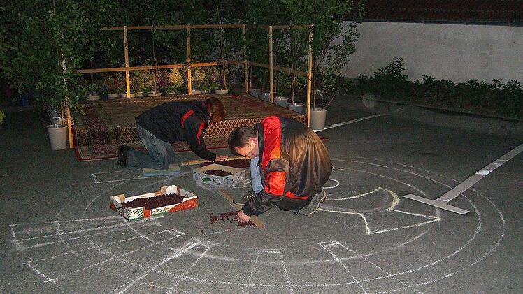 Kreisformen sind keine Herausforderung. Denn die Kreise werden einfach mit Kreide an einer Schnur eingezeichnet.