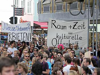 Montagabend strömte der Demonstrationszug zum Gabelmo. Die 2000 Teilnehmer blieben friedlich. Fotos: Matthias Hoch