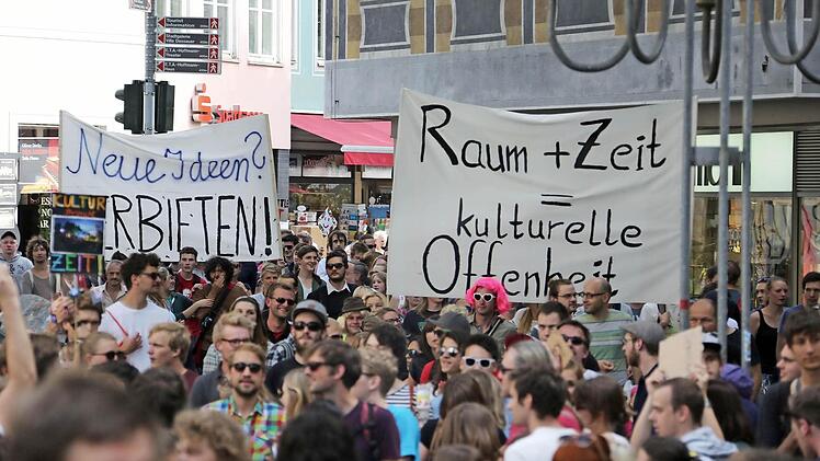 Montagabend strömte der Demonstrationszug zum Gabelmo. Die 2000 Teilnehmer blieben friedlich. Fotos: Matthias Hoch