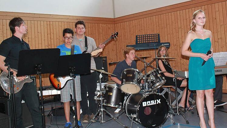 Die Schulband, hier mit Sängerin Chiara Jeschek.