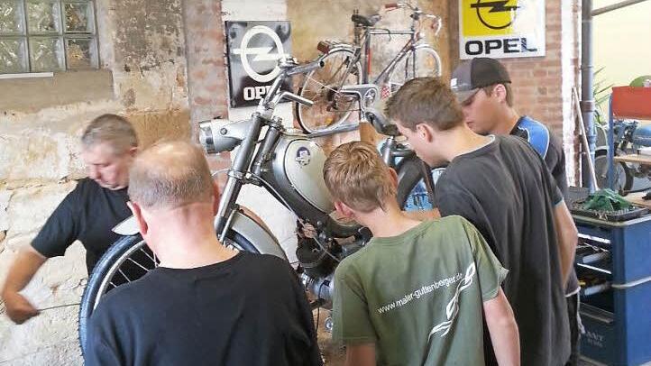 Auch an Mopeds wird gemeinsam mit Jugendlichen geschraubt. Foto: privat