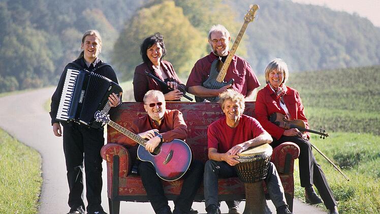 Am 21. März lädt die Gruppe "Saitenwynd" zu einem irischen Musikabend in die Kleinkunstkneipe "Nepomuk" ein. Von links, stehend, Philipp Rösch, Sabine Schleicher, Norbert Rösch, von links, sitzend, Kurt "Dixi" Schleicher, Richard Schmitt und Siglinde Hornung . Foto: Stöckel