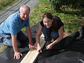 Ludwig Rupp und Ulrike Eichler bauen die ersten Hochbeete für den neuen Stadtgarten. (Foto: Lena Alt)