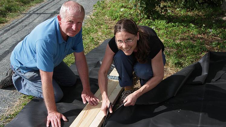 Ludwig Rupp und Ulrike Eichler bauen die ersten Hochbeete für den neuen Stadtgarten. (Foto: Lena Alt)