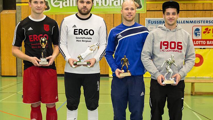 Pokale gab es nach der Hallenkreismeisterschaft für (von links) den VfR Johannisthal mit Maximilian Hartfil (fairste Mannschaft), für Tobias Mayer (VfR, bester Torhüter), Johannes Müller (FC Mitwitz, bester Spieler) und Bastian Gutgesell (FC Lichtenfels, Torschützenkönig). Foto: Heinrich Weiß