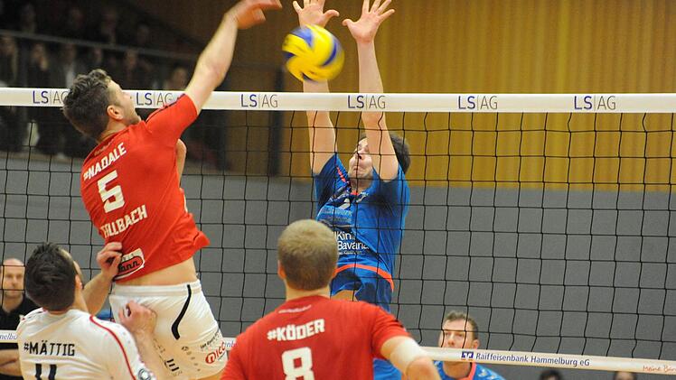 1:3 gegen den Tabellenführer verloren, aber wieder viele Sympathie-Punkte gewonnen haben Hammelburgs Volleyballer (blaue Trikots). Foto: Hopf
