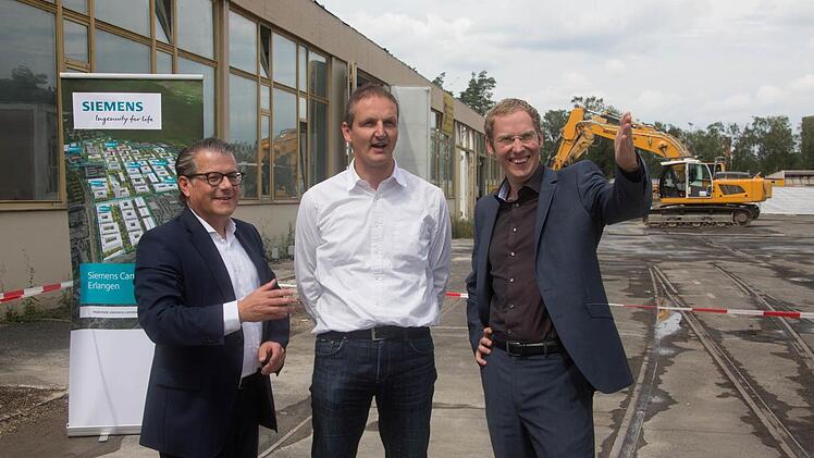 Erlangens Baureferent Josef Weber (Mitte) sowie die beiden Siemens-Teilprojektleiter Karl Göpfert (Entwicklung, li.) und Jens-Axel Walter (Bau, r.) gaben den Startschuss zum Einreißen der ersten Mauer. Foto: Siemens AG