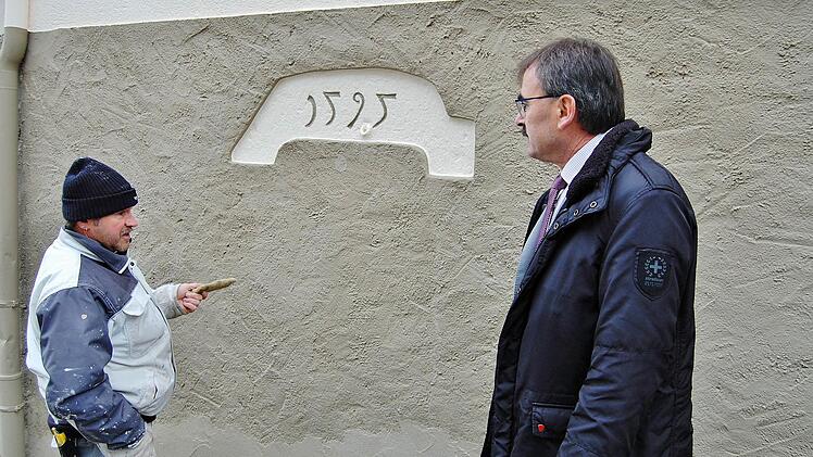 Bauhof-Mitarbeiter Thomas Günter (links) zeigt Bürgermeister Harald Hofmann den frischen Wandputz am denkmalgeschützten Museumsgasthaus "Zum Stern". Foto: Sigismund von Dobschütz