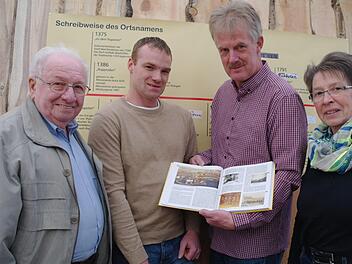 Haben soeben den ersten Blick in die druckfrische Chronik geworfen und sind mehr als zufrieden (von links): Adam Reusch, Thomas Hüfner, Karl Kohlhepp, Erika Hänlein.  Foto: Stephanie Elm