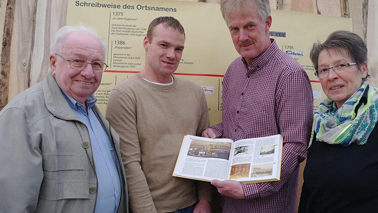 Haben soeben den ersten Blick in die druckfrische Chronik geworfen und sind mehr als zufrieden (von links): Adam Reusch, Thomas Hüfner, Karl Kohlhepp, Erika Hänlein.  Foto: Stephanie Elm