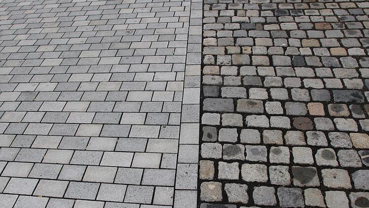 Auf dem Platz zwischen Stadthalle, Rathaus und Landratsamt ist vor einiger Zeit das Pflaster teilweise erneuert worden. Ein besser begehbarer Belag wurde eingebaut.