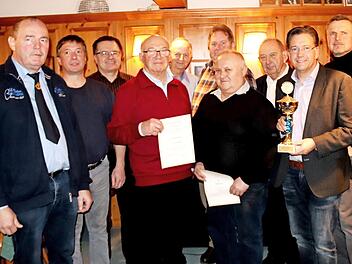 Der Vorstand mit den Geehrten (von links): Lorenz Mölkner, Klaus Neubauer, Werner Dresel, Robert Hörrlein, Armin Goß, Alfred Kupfer, Alois Stillrich, Ewald Münch, Karsten Fischkal und Hans Schuh Foto: J. Blum