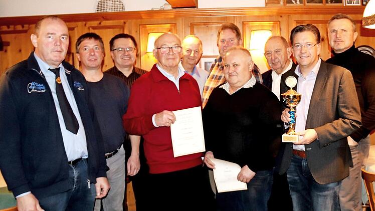 Der Vorstand mit den Geehrten (von links): Lorenz Mölkner, Klaus Neubauer, Werner Dresel, Robert Hörrlein, Armin Goß, Alfred Kupfer, Alois Stillrich, Ewald Münch, Karsten Fischkal und Hans Schuh Foto: J. Blum