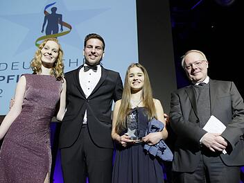 Die Preisträger Antonia Lutz, Sebastian Franz und  Marlene Michael (von links) mit Dr. Stephan Brandenburg, Hauptgeschäftsführer der Bundesgenossenschaft für Gesundheitsdienst und Wohlfahrtspflege. Foto: Dirk Endres/Deutscher Pflegepreis