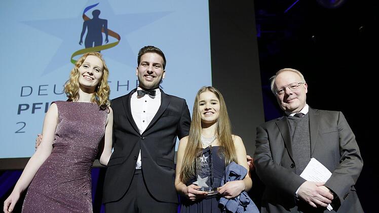 Die Preisträger Antonia Lutz, Sebastian Franz und  Marlene Michael (von links) mit Dr. Stephan Brandenburg, Hauptgeschäftsführer der Bundesgenossenschaft für Gesundheitsdienst und Wohlfahrtspflege. Foto: Dirk Endres/Deutscher Pflegepreis