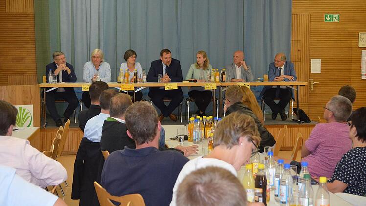 Auf Herz und Nieren: Im Podium sitzen Michael Busch,  Thomas Büchner, Ina Sinterhauf, Martin Mittag, Maria Preißler, Martin Böhm und Dr. Ulrich Herbert (von links). Foto: Gabi Bertram