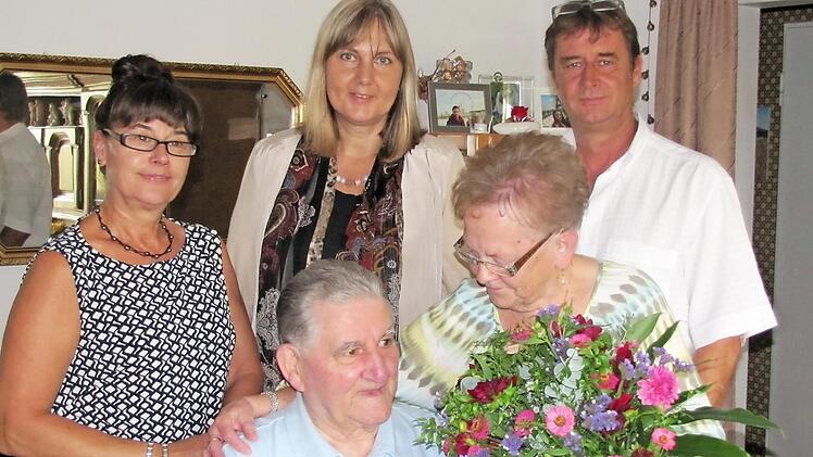 Zweite Bürgermeisterin Birgit Weber überbrachte am Donnerstag den Eheleuten Horst und Erka Jurchen die Glückwünsche der Stadt Coburg zur diamantenen Hochzeit. Mit auf dem Bild sind Sohn Peter Jurchen und Tochter Liane Jurchen.  Foto: Martin Koch