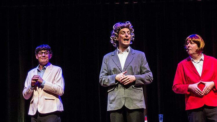 Heftigen Applaus verdiente sich das Trio TBC beim Gastspiel im ausverkauften Coburger Kongresshaus Rosengarten mit seinem satirischen Jahresrückblick.Foto: Jochen Berger