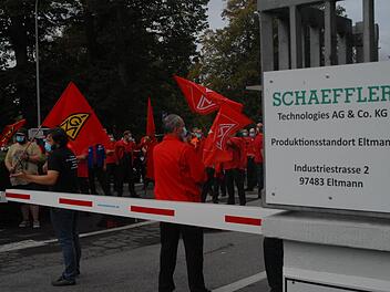 IG Metall und Schaeffler-Mitarbeiter protestierten gestern in Eltmann gegen die Schließung des dortigen Werkes. Foto: Günter Flegel