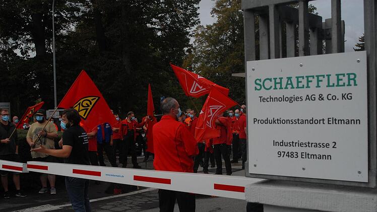 IG Metall und Schaeffler-Mitarbeiter protestierten gestern in Eltmann gegen die Schließung des dortigen Werkes. Foto: Günter Flegel