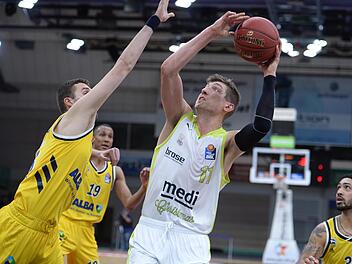 Der Bayreuther Center Andreas Seiferth setzt sich in dieser Szene gegen den Berliner Kresimir Nikic durch. Die 19 Offensiv-Rebounds der Albatrosse konnte aber auch er nicht verhindern.  Foto: Peter Mularczk