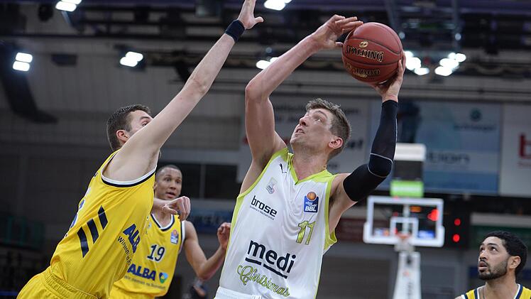 Der Bayreuther Center Andreas Seiferth setzt sich in dieser Szene gegen den Berliner Kresimir Nikic durch. Die 19 Offensiv-Rebounds der Albatrosse konnte aber auch er nicht verhindern.  Foto: Peter Mularczk