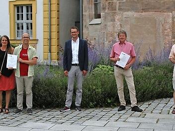 Die &Uuml;bergabe der F&ouml;rderbescheide (v.&nbsp;l.): Hermann Ulm, Andrea Rommela und Hartmut Altenpohl ( B&uuml;ssing), B&uuml;rgermeister Steffen Lipfert, Gerhard Kraft (Dorfgemeinschaft L&uuml;tzelsdorf), G&uuml;nter Kursawe (Vorsitzender SV Pretzfeld) und Leader-Managerin Marion Rossa-Schuster