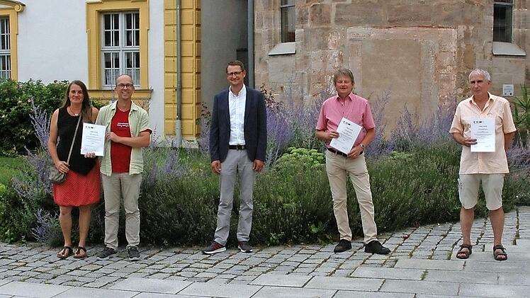 Die Übergabe der Förderbescheide (v. l.): Hermann Ulm, Andrea Rommela und Hartmut Altenpohl ( Büssing), Bürgermeister Steffen Lipfert, Gerhard Kraft (Dorfgemeinschaft Lützelsdorf), Günter Kursawe (Vorsitzender SV Pretzfeld) und Leader-Managerin Marion Rossa-Schuster