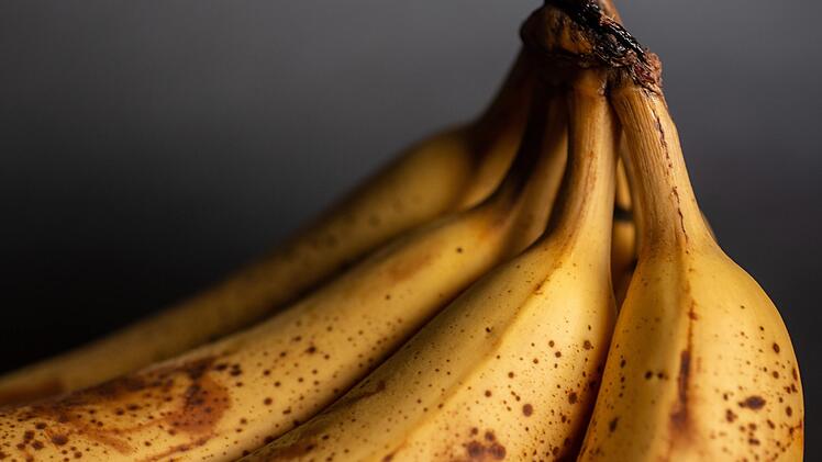 Braune Flecken oder Verfärbungen auf der Banane? Kein Grund zur Sorge! Diese sind einfach ein Zeichen für die Reife der tropischen Frucht.