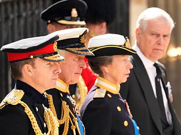 Während König Charles (Zweiter von links) von Prinzessin Anne bei seinen royalen Pflichten unterstützt wird, darf Prinz Andrew (rechts) keine offiziellen Aufgaben mehr übernehmen.
