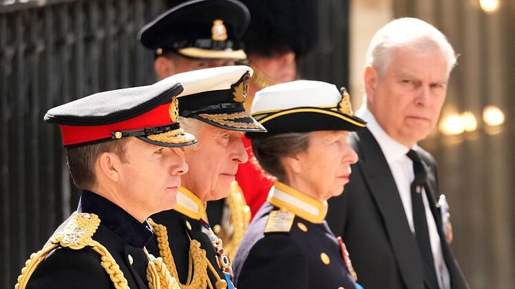 Während König Charles (Zweiter von links) von Prinzessin Anne bei seinen royalen Pflichten unterstützt wird, darf Prinz Andrew (rechts) keine offiziellen Aufgaben mehr übernehmen.