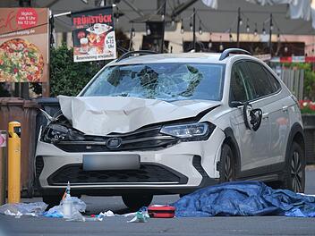 Auto in Leipzig in Menschengruppe gefahren